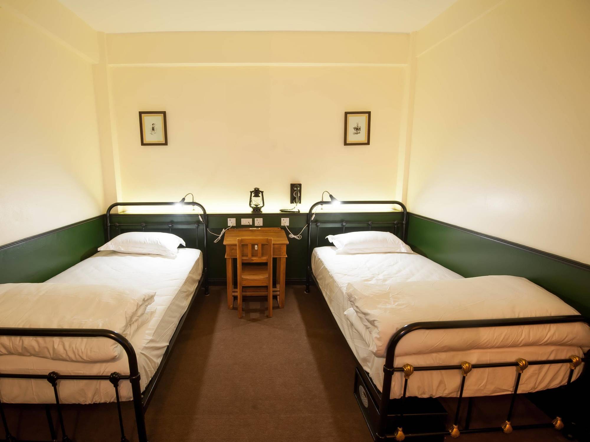 The Motley House Hostel Банкок Екстериор снимка