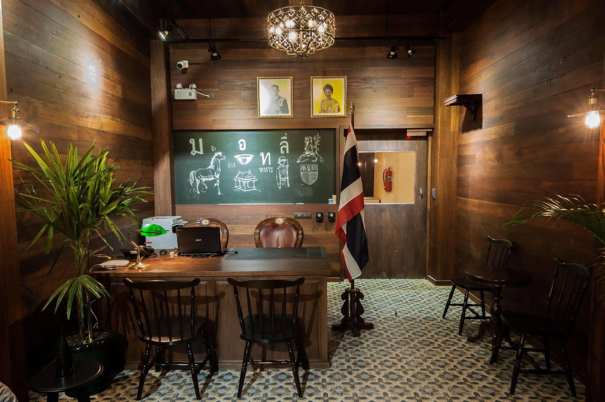The Motley House Hostel Банкок Екстериор снимка