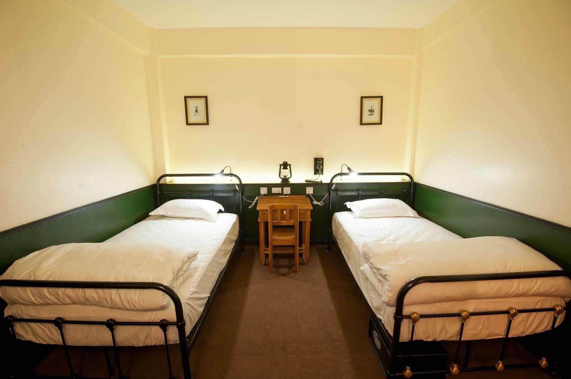 The Motley House Hostel Банкок Екстериор снимка
