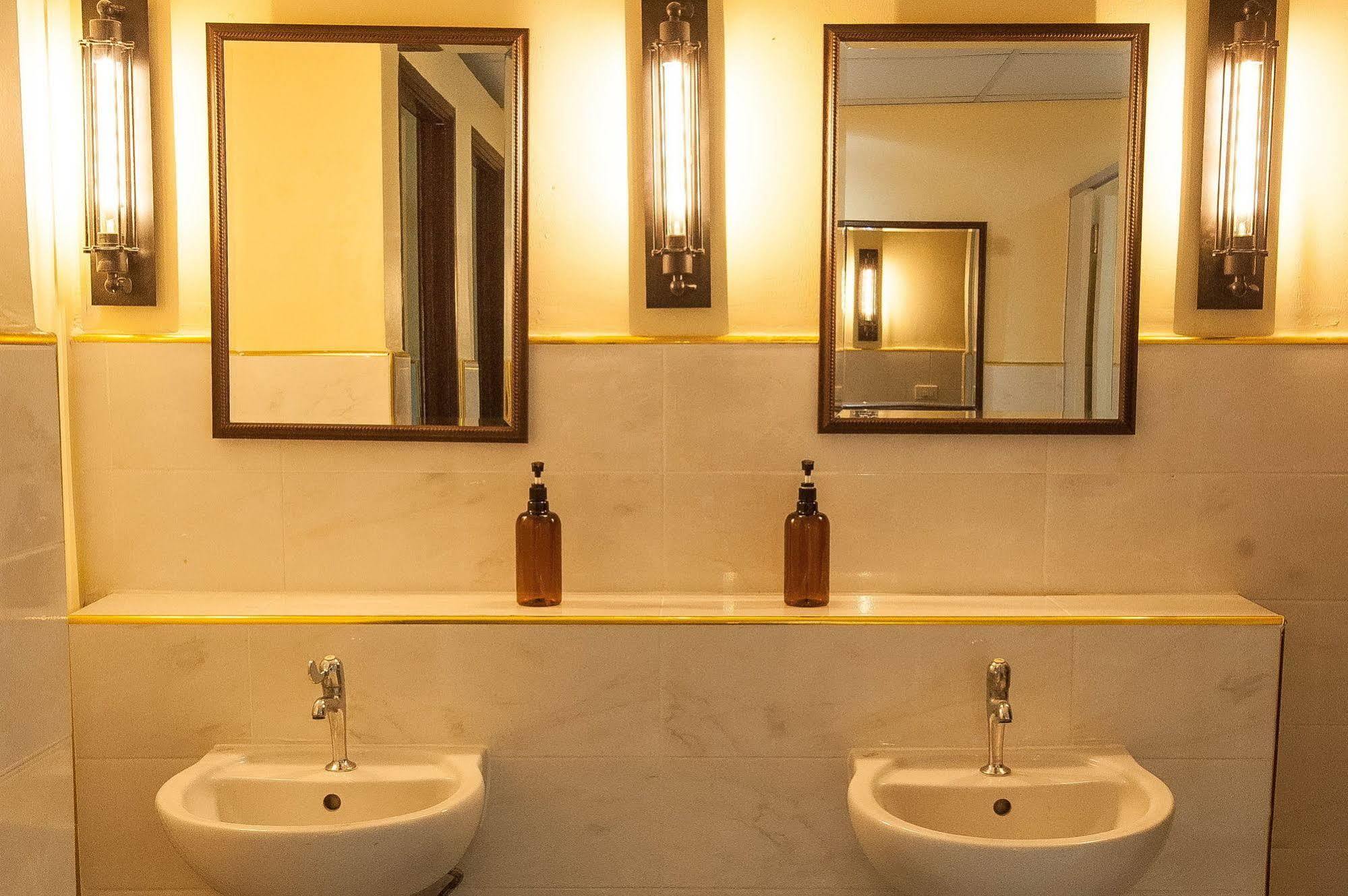 The Motley House Hostel Банкок Екстериор снимка